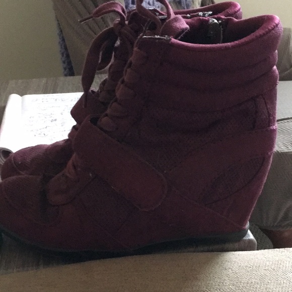 Maroon zip up boots by vera Wang - Picture 2 of 3